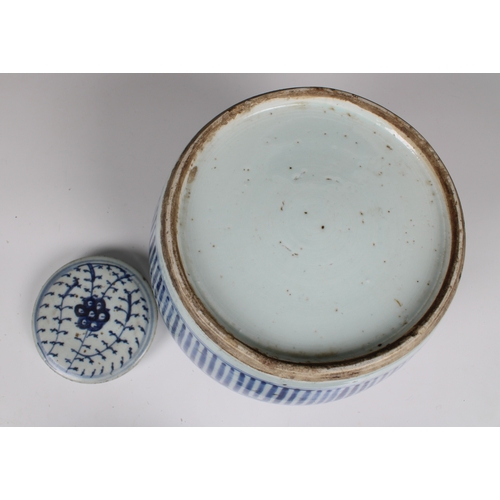 816 - A Chinese blue & white porcelain Ming style jar and coverUnmarked, probably late 19th / early 20th c... 