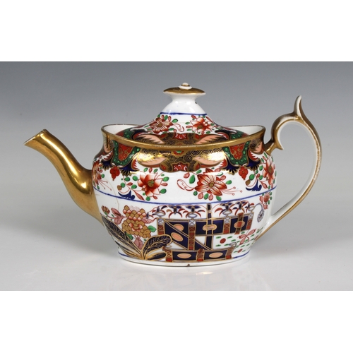 2095 - A late 18th century Spode porcelain pattern 967 teapot, circa 1790, factory marks beneath in red &qu... 