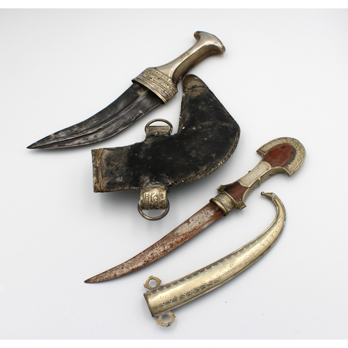 197 - A Bahraini silver Jambiya dagger with a shaped horned handle and silver mounted leather sheath 12in.... 