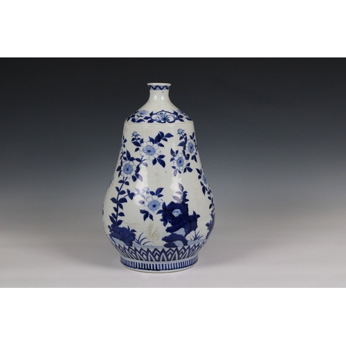 322 - A Chinese blue & white porcelain vase of unusual single gourd form with short slender neck, decorate... 