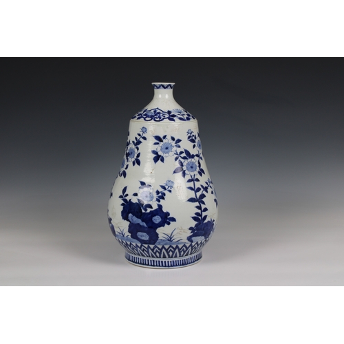 322 - A Chinese blue & white porcelain vase of unusual single gourd form with short slender neck, decorate... 