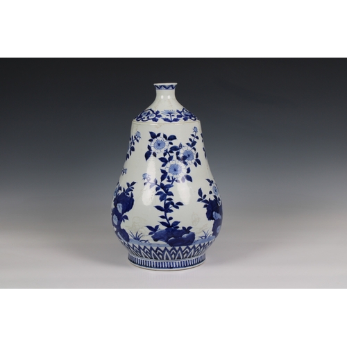 322 - A Chinese blue & white porcelain vase of unusual single gourd form with short slender neck, decorate... 