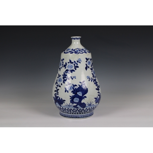 322 - A Chinese blue & white porcelain vase of unusual single gourd form with short slender neck, decorate... 