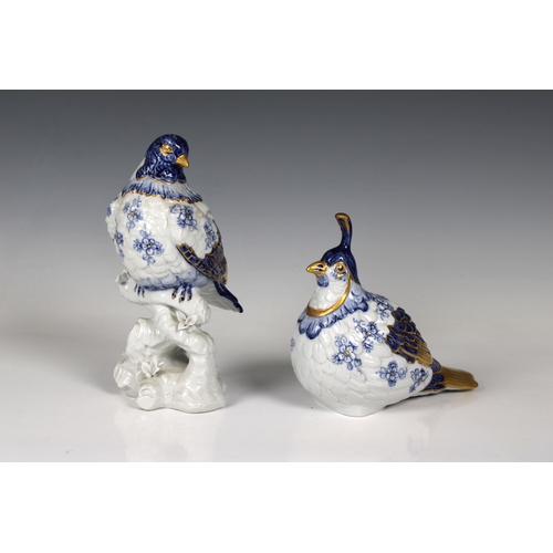 581 - A pair of Capodimonte bird figurines in blue & white with gilt highlights, the largest 21cm. high. (... 