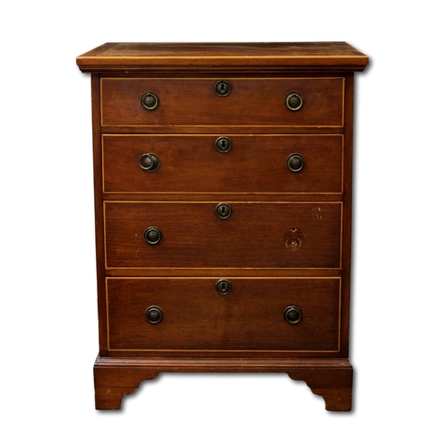 640 - An Victorian / Edwardian mahogany inlaid chest of drawers with four long drawers, featuring circular... 