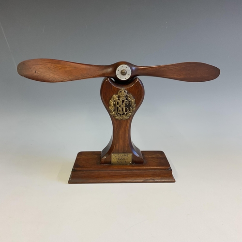 143 - Royal Flying Corps - wooden propeller stand / trophy, the base with applied RFC badge and brass plaq... 