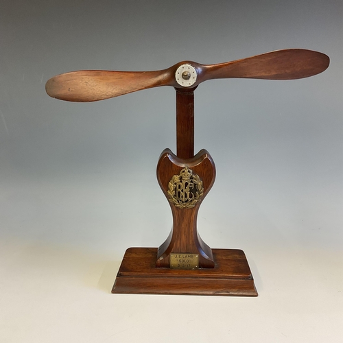 143 - Royal Flying Corps - wooden propeller stand / trophy, the base with applied RFC badge and brass plaq... 