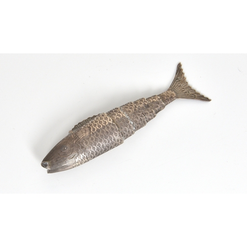 42 - A novelty George III silver vinaigrette modelled as an articulated fish, John Lawrence, Birmingham, ... 