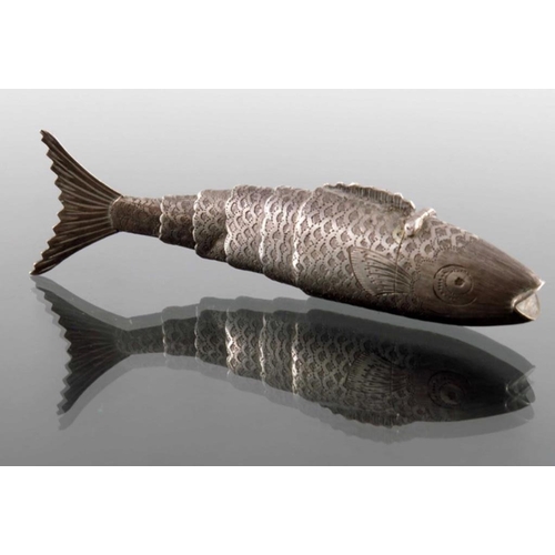 42 - A novelty George III silver vinaigrette modelled as an articulated fish, John Lawrence, Birmingham, ... 