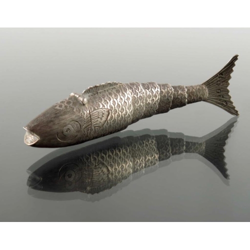 42 - A novelty George III silver vinaigrette modelled as an articulated fish, John Lawrence, Birmingham, ... 