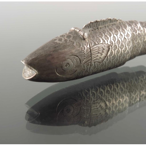 42 - A novelty George III silver vinaigrette modelled as an articulated fish, John Lawrence, Birmingham, ... 