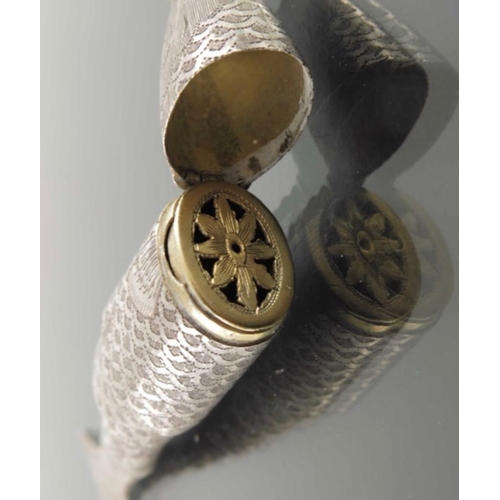 42 - A novelty George III silver vinaigrette modelled as an articulated fish, John Lawrence, Birmingham, ... 