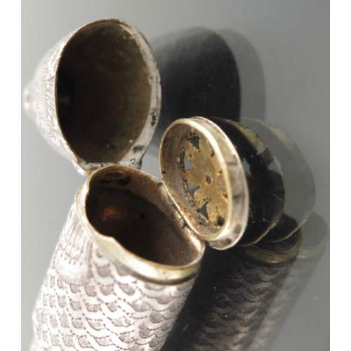 42 - A novelty George III silver vinaigrette modelled as an articulated fish, John Lawrence, Birmingham, ... 