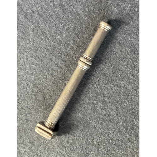 43 - An extremely rare George III silver Porte crayon with vinaigrette terminal, unmarked, engine-turned ... 
