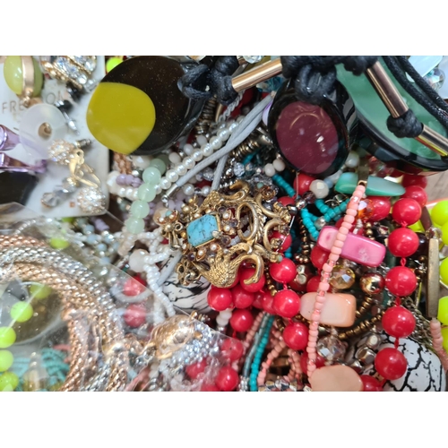 75 - Good lot of assorted costume jewellery
