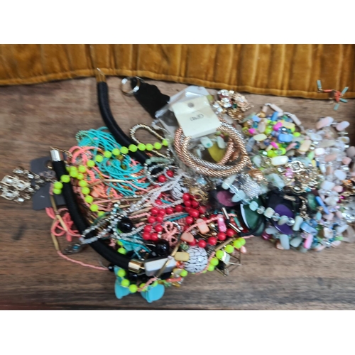 75 - Good lot of assorted costume jewellery