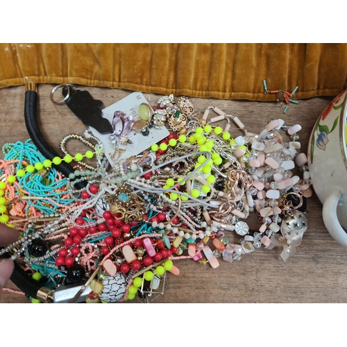 75 - Good lot of assorted costume jewellery