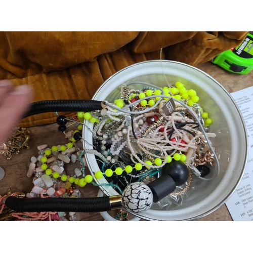 75 - Good lot of assorted costume jewellery