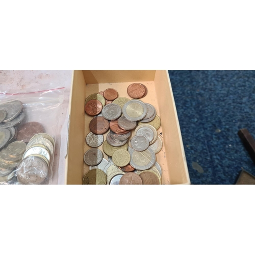 323 - A Large Lot of Mixed Coins and Banknotes Weight: 3.3kg