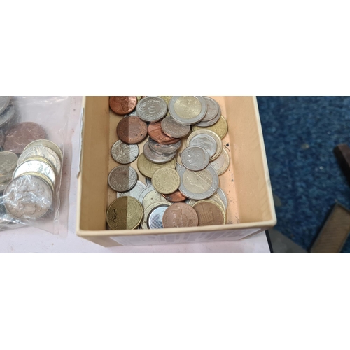 323 - A Large Lot of Mixed Coins and Banknotes Weight: 3.3kg