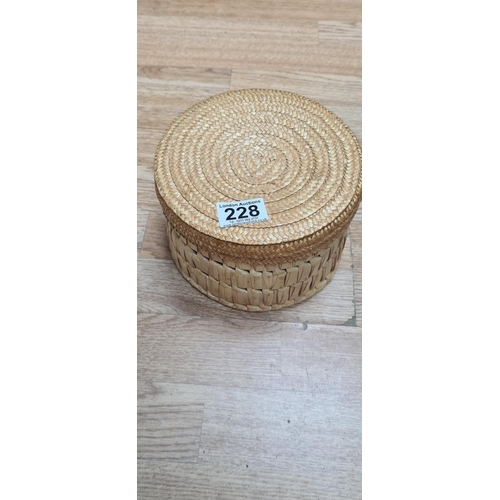 228 - L' Hirondelle Braided straw box Suite of 6 cheese plates