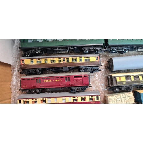 162 - Quantity of OO Gauge Trains including Hornby Dublo and Triang