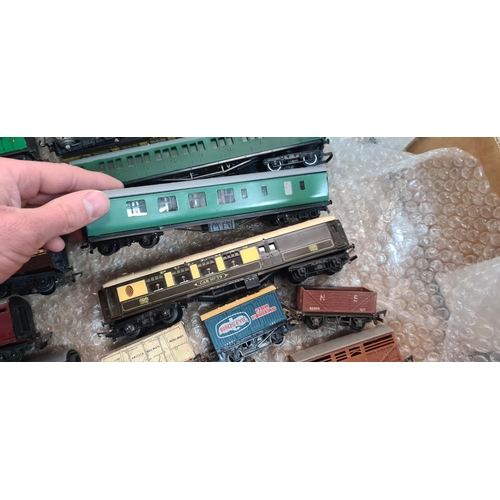 162 - Quantity of OO Gauge Trains including Hornby Dublo and Triang