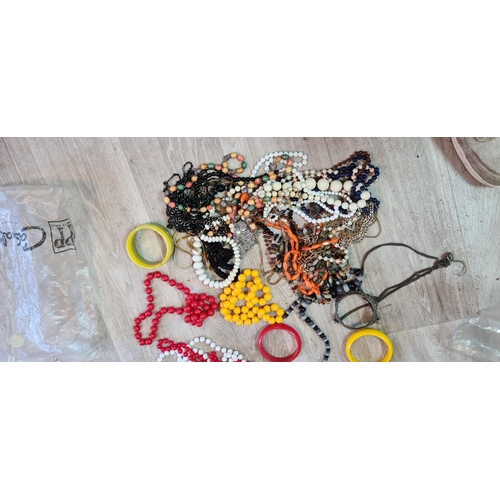 647 - Joblot of Vintage Jewellery etc