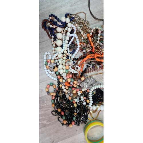 647 - Joblot of Vintage Jewellery etc