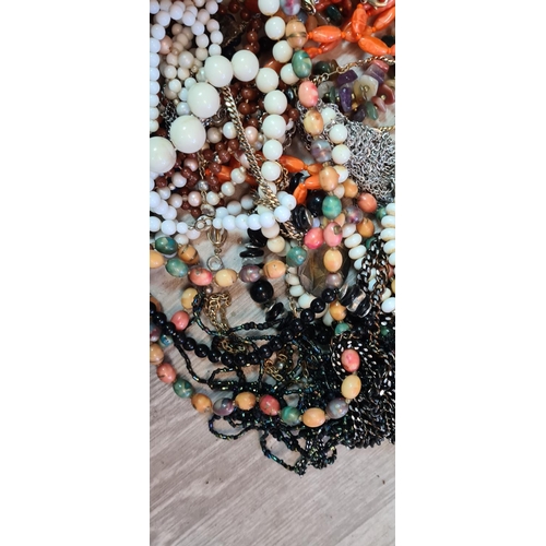 647 - Joblot of Vintage Jewellery etc