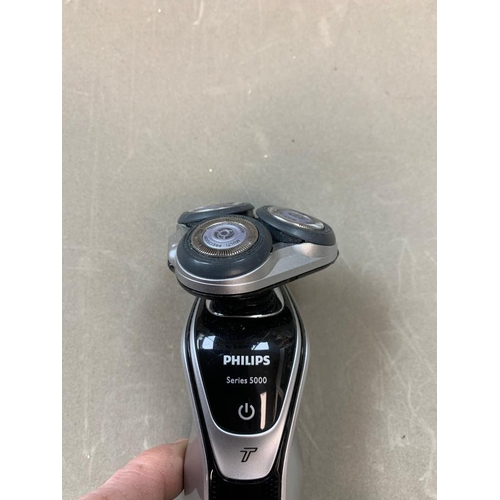 96 - Philips Series 5000 Razor Working