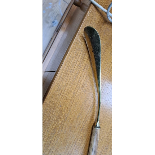 80 - A Good Quality Shoe Horn with Brass Owl Head