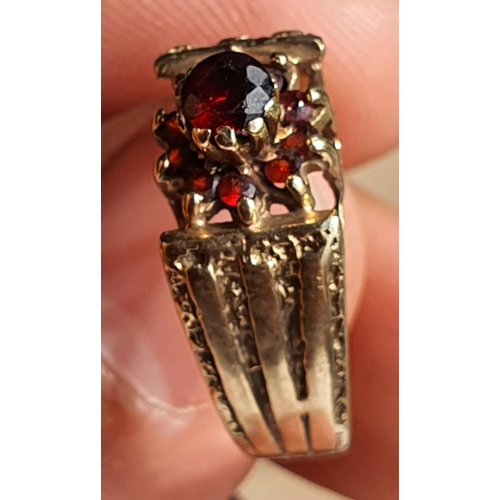 95 - 9ct Gold and Garnet Ring 4.6 g