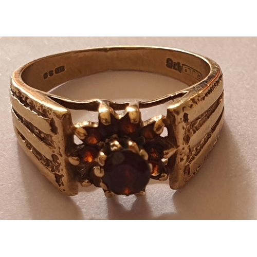 95 - 9ct Gold and Garnet Ring 4.6 g