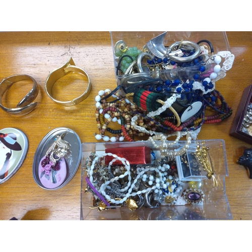 206 - Mixed box of Assorted Jewellery