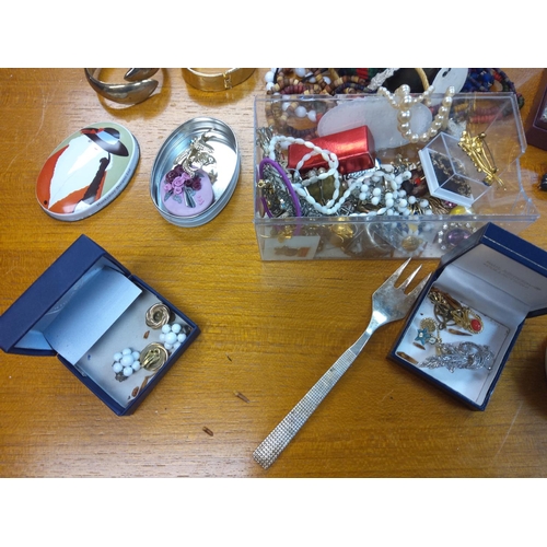 206 - Mixed box of Assorted Jewellery