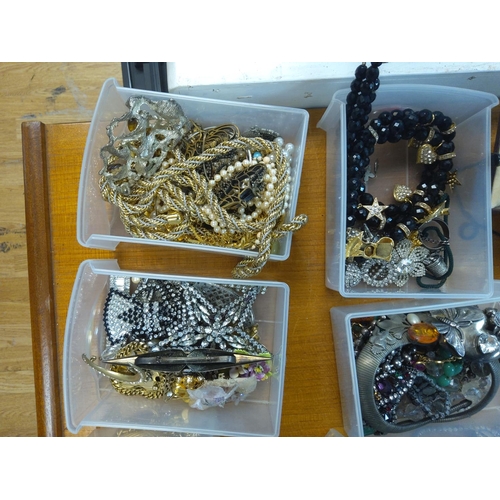 321 - Huge Lot of Assorted Jewellery etc