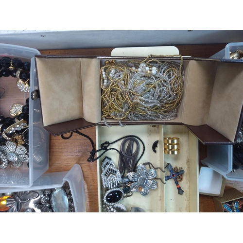 321 - Huge Lot of Assorted Jewellery etc