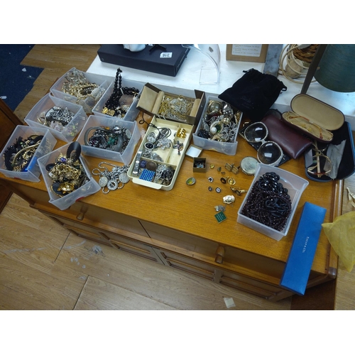 321 - Huge Lot of Assorted Jewellery etc