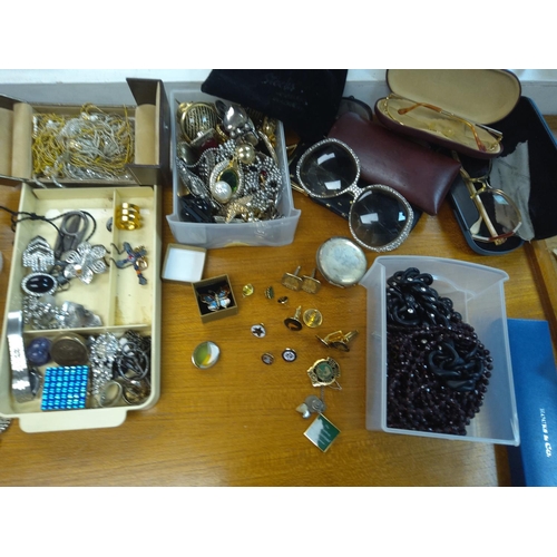 321 - Huge Lot of Assorted Jewellery etc