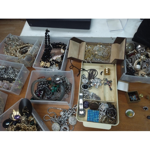 321 - Huge Lot of Assorted Jewellery etc