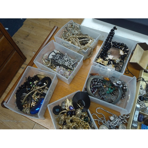 321 - Huge Lot of Assorted Jewellery etc