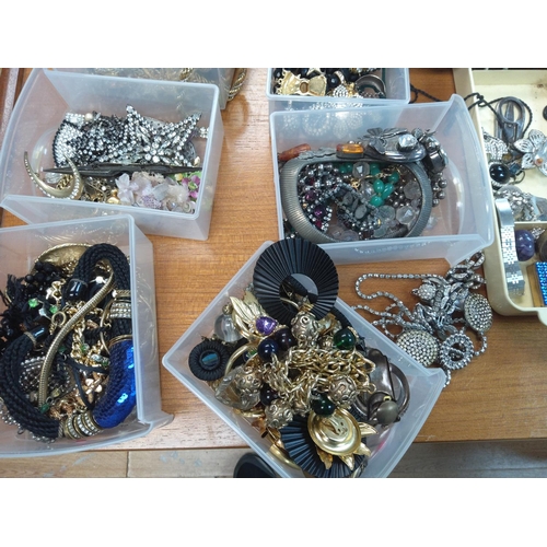 321 - Huge Lot of Assorted Jewellery etc