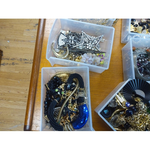 321 - Huge Lot of Assorted Jewellery etc