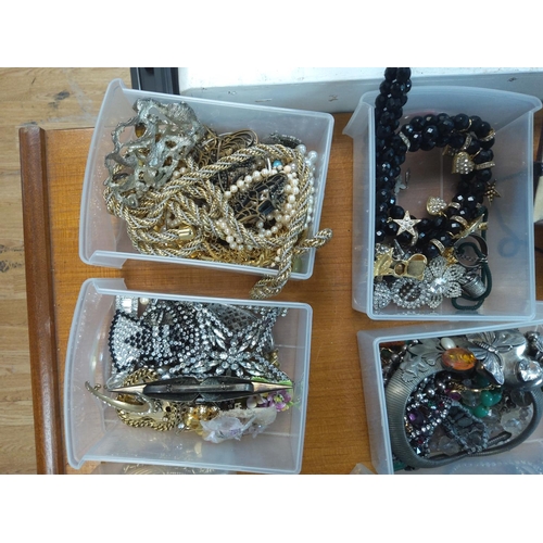 321 - Huge Lot of Assorted Jewellery etc