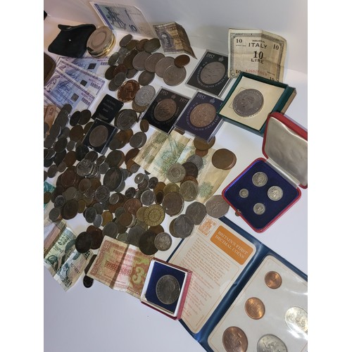 10 - Tray containing a good collection of coins, banknotes, medals etc.