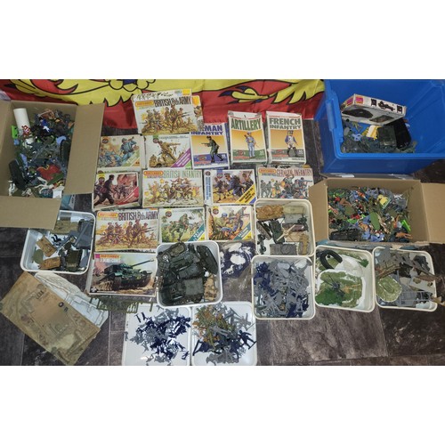 16 - A good large collection of vintage toy soldiers including Britain's plus airfix & matchbox boxes wit... 