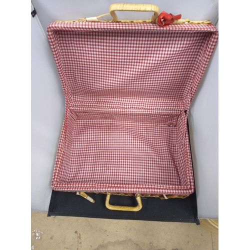 486 - Vintage Picnic Basket