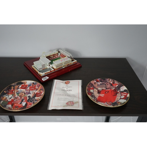 255 - Arsenal FC Official Replica Model of Highbury (Boxed) with 2 Collectors Plates