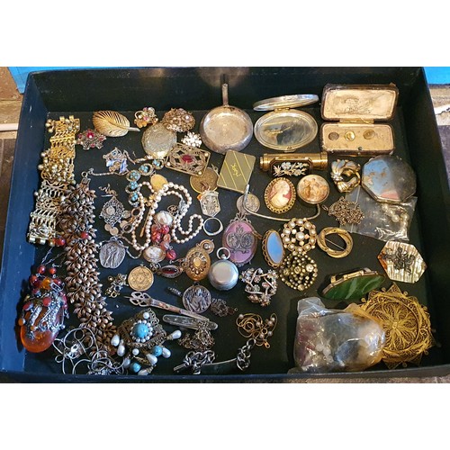 217 - A tray containing a good selection of vintage jewellery etc, Unsorted house clearance items includin... 